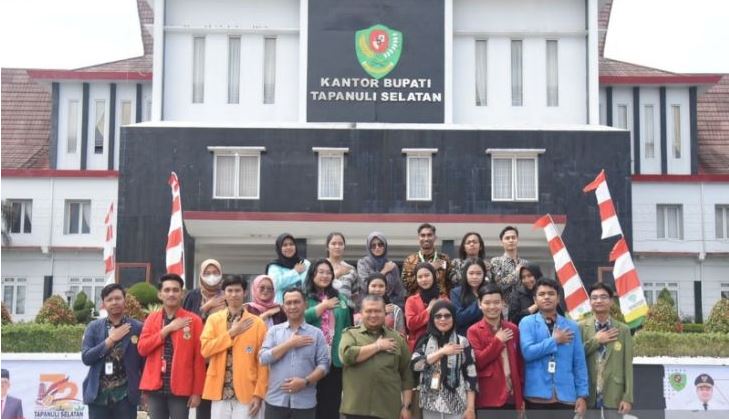 Bupati Tapanuli Selatan Dolly P.Pasaribu bersama sejumlah Mahasiswa Bebas Belajar-Kampus Merdeka Angkatan II Tahun 2022