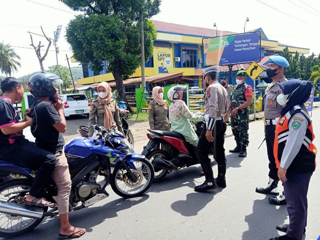 Disela-sela pelaksanaan Operasi Yustisi, pada Kamis (10/11/2022) pagi, personel Polres Padang Sidempuan tak bosan-bosan mengingatkan ke masyarakat agar tetap patuhi protokol kesehatan (Prokes) Covid-19