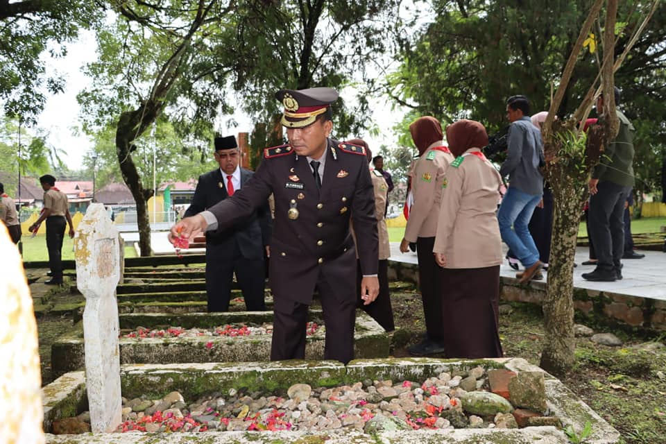 Wakapolres, Kompol Dr Muhammad Firdaus, SIK, MH, mengikuti prosesi ziarah dan tabur bunga, Kamis (9/11/2022) pagi. Peringatan Hari Pahlawan ini, bertema : "Pahlawanku, Teladanku"
