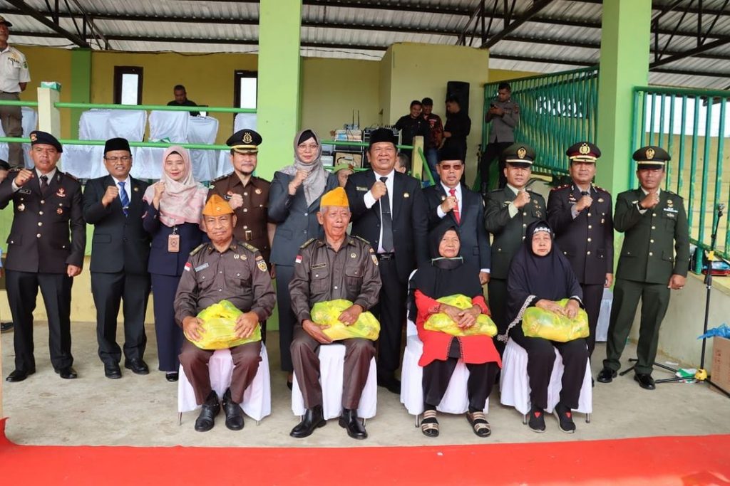 Kapolres Padang Sidempuan, AKBP Dwi Prasetyo Wibowo, SIK, bersama segenap unsur Forkopimda mengikuti Upacara peringatan Hari Pahlawan di Stadion HM Nurdin