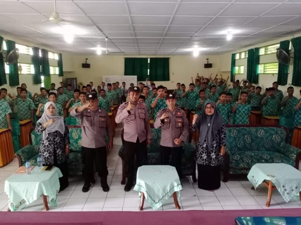 Personil Sat Binmas Mensosialisasi kan tentang bahaya Narkoba kepada Siswa/i MAN2 Padangsidimpuan