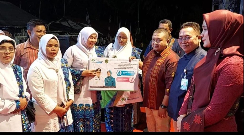 Bupati Tapsel  Dolly Serahkan Kartu Jamsostek Secara Simbolis bagi 11.783 pekerja, Dilingkungan Keagamaan BKMT Tapsel