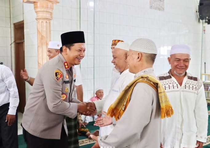 Kapolres Padangsidimpuan AKBP Dwi Prasetyo Wibowo SIK Jalin Silaturahmi dengan melaksanakan Sholat Jumat di Masjid Nurul Yaqin Kelurahan Ujung Padang Kecamatan Padangsidimpuan Selatan