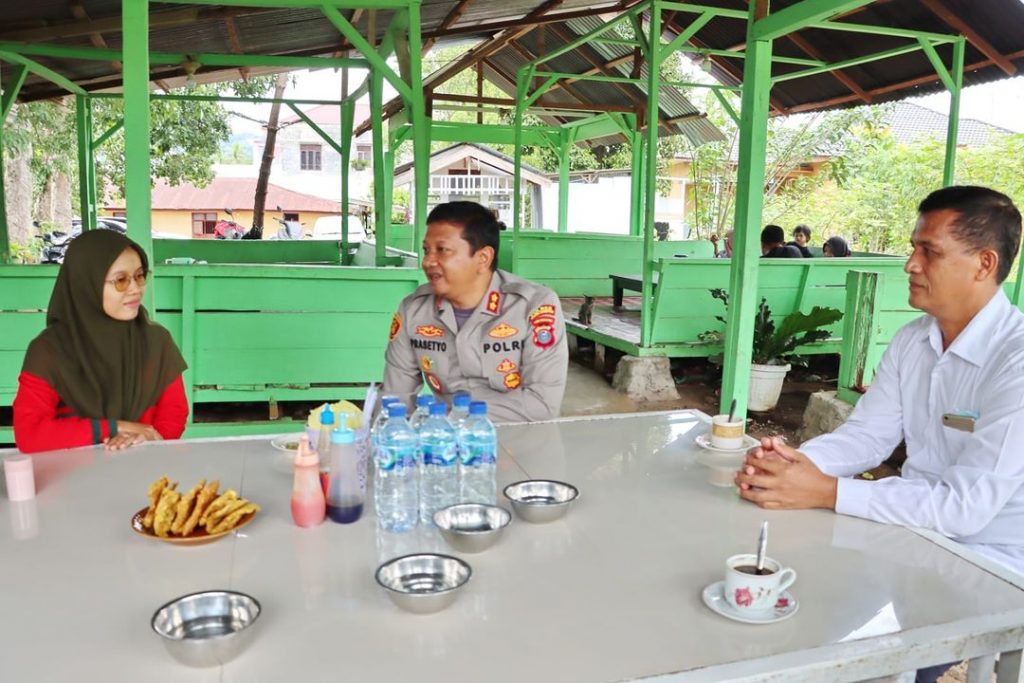 Kapolres Padangsidimpuan AKBP Dwi Prasetyo Wibowo, SIK kali ini melakukan Sambang ke Usaha Mikro Kecil Menengah (UMKM) bertempat di Rumah Makan Jalego Jl. Pulau Bauk Desa Huta Limbong Kec. Padangsidimpuan Tenggara