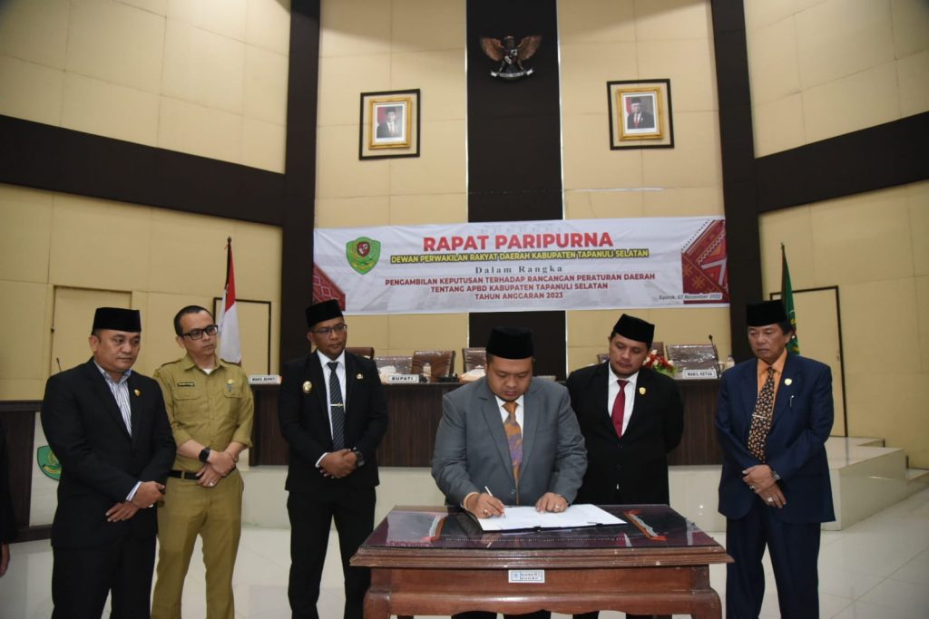 Bupati Bersama DPRD Setujui Ranperda APBD Tapsel TA 2023 Menjadi Perda