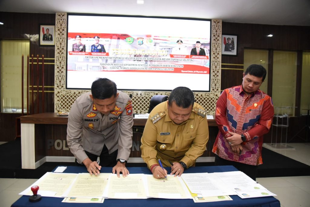 Bupati Dolly Bersama Kapolres Tapsel Menandatangani MoU Percepat Pembangunan Mako Polres