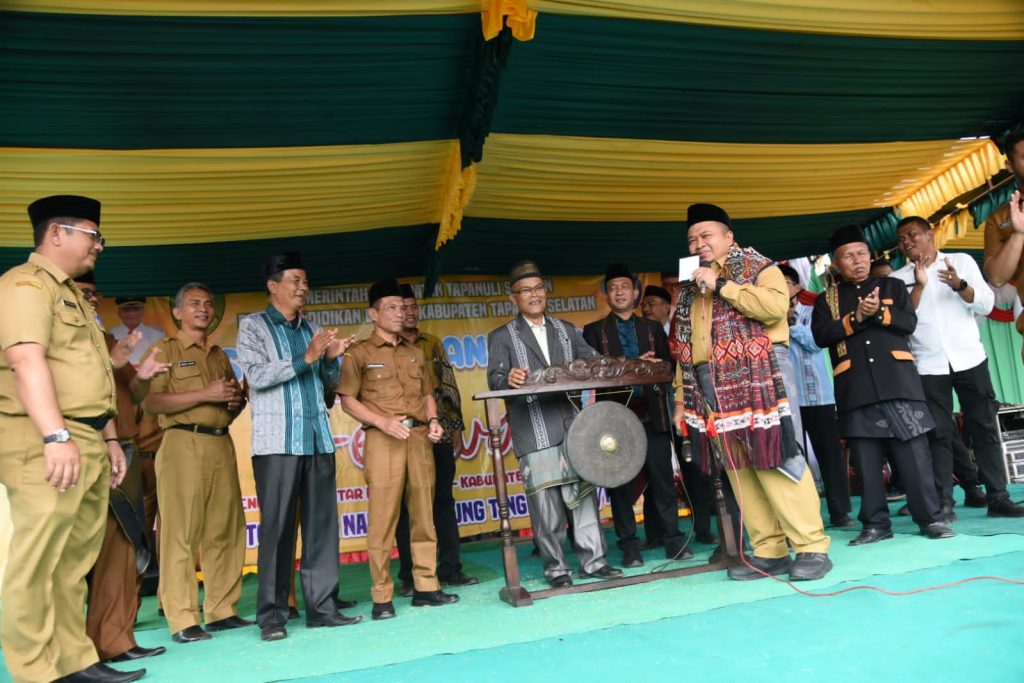 Bupati Dolly Buka Festival Seni Budaya Antar Pelajar se - Tapsel