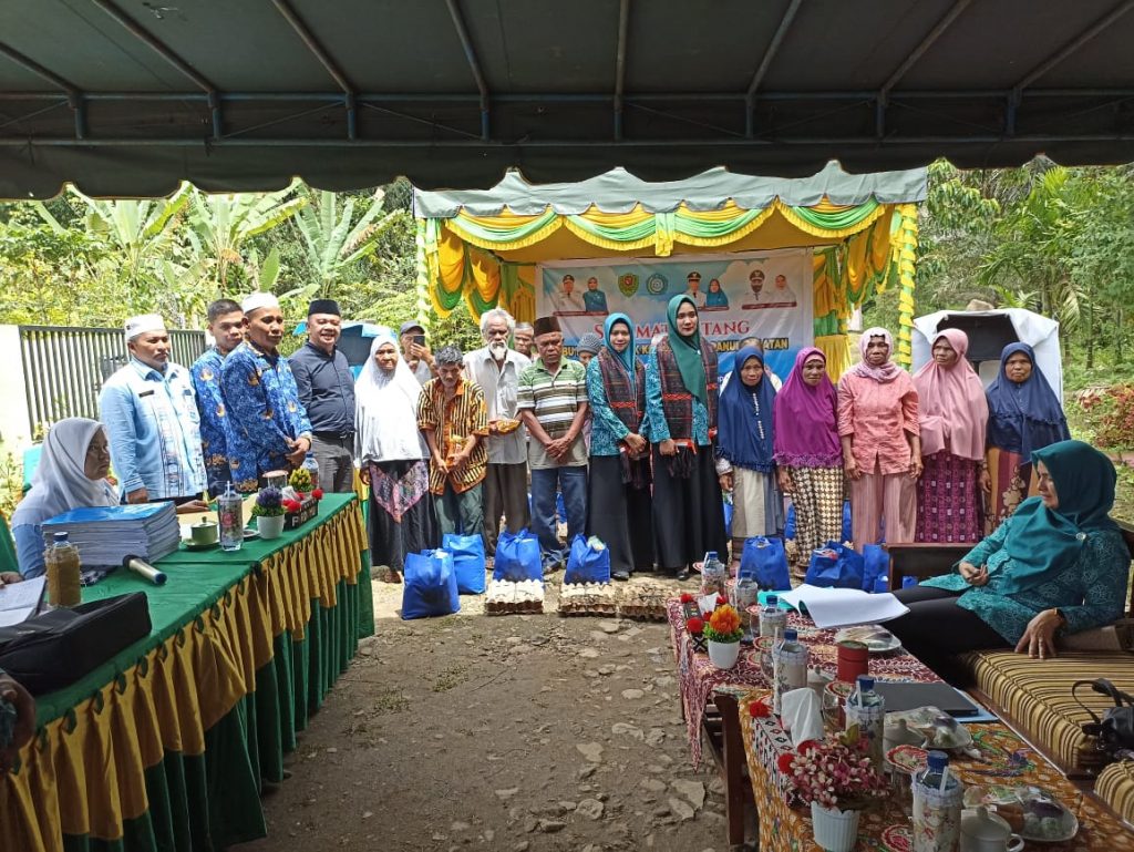 Ketua TP PKK Tapsel Salurkan Bantuan Sosial ke Warga Sipirok dan Marancar