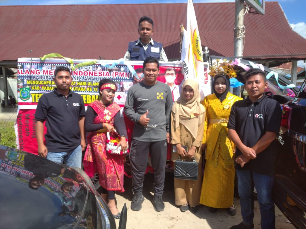 PMI Paluta saat diabadikan di belakang karnaval mobil hias bersama OPD dalam rangka HUT Kabupaten Paluta ke 15, Kamis (24/11)