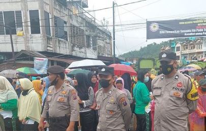 Bhabinkamtibmas Polsek Hutaimbaru Aiptu Darmansyah bersama Personil lainnya melakukan pengamanan Penertiban, Penataan dan Pembinaan pedagang kaki lima (PKL) di Jalan Thamrin, Kelurahan Wek II