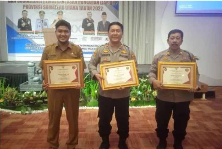 Ketua UPP Polres Tebingtinggi yang juga Waka Polres Tebing Tinggi Kompol Asrul Robert Sembiring SH MH menerima penghargaan dalam pemberantasan pungli