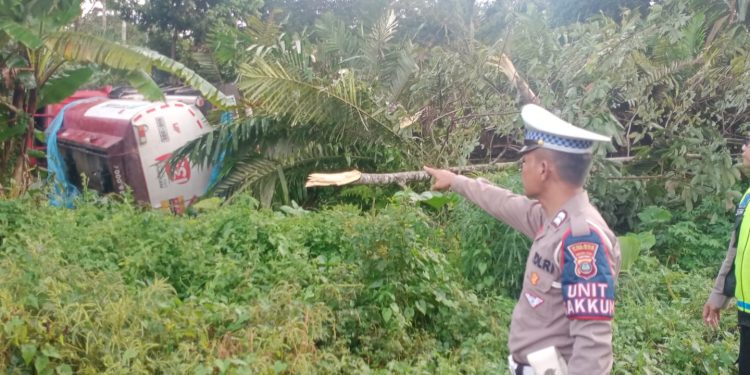 Akibat Rem Tak Berfungsi, Truk BBM di Tapsel Terbalik di Kebun Salak