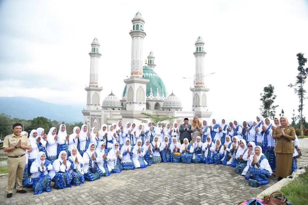 Milad BKMT Kabupaten Tapanuli Selatan diperingati dengan temu ramah antara pengurus bersama Bupati dan Ketua TP PKK Tapsel di Aula Kantor MUI Tapsel, Komplek Perkantoran Pemkab Tapsel, Jalan Prof Lafran Pane, Sipirok, Selasa (3/1).