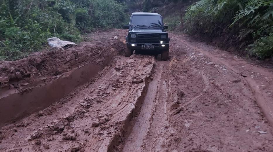 Kondisi jalan penghubung Mosa Jae dengan Mosa Palang di Desa Gunung Baringin, Tapsel, tampak memprihatinkan