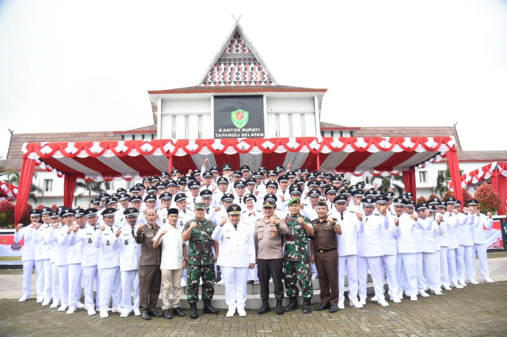 Bupati Tapsel Lantik 106 Kepala Desa Terpilih Hasil Pilkades Serentak 2022