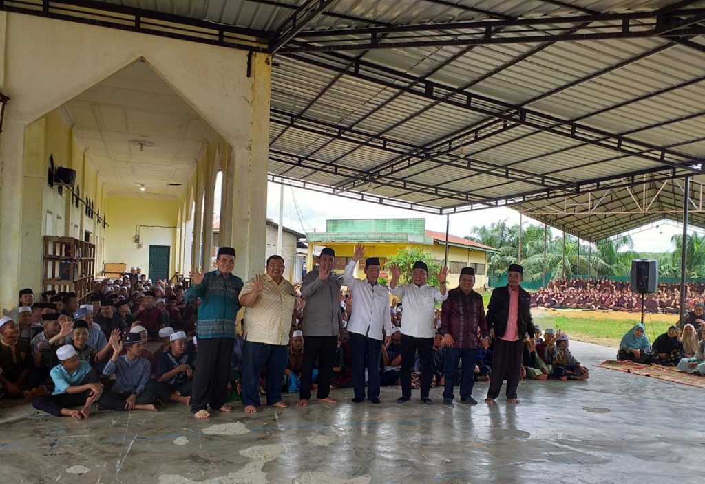 H. Syahrul M. Pasaribu didampingi Ketua DPD Golkar Labusel dan Labuhan Batu, M. Romadhon dan Andi Suhaimi serta anggota Fraksi Partai Golkar DPRD Tapsel M. Rawi Ritonga foto bersama dengan pengurus dan satriwan/santriwati Ponpes Dar-Al Ma'arif Basilam Baru, Labusel.