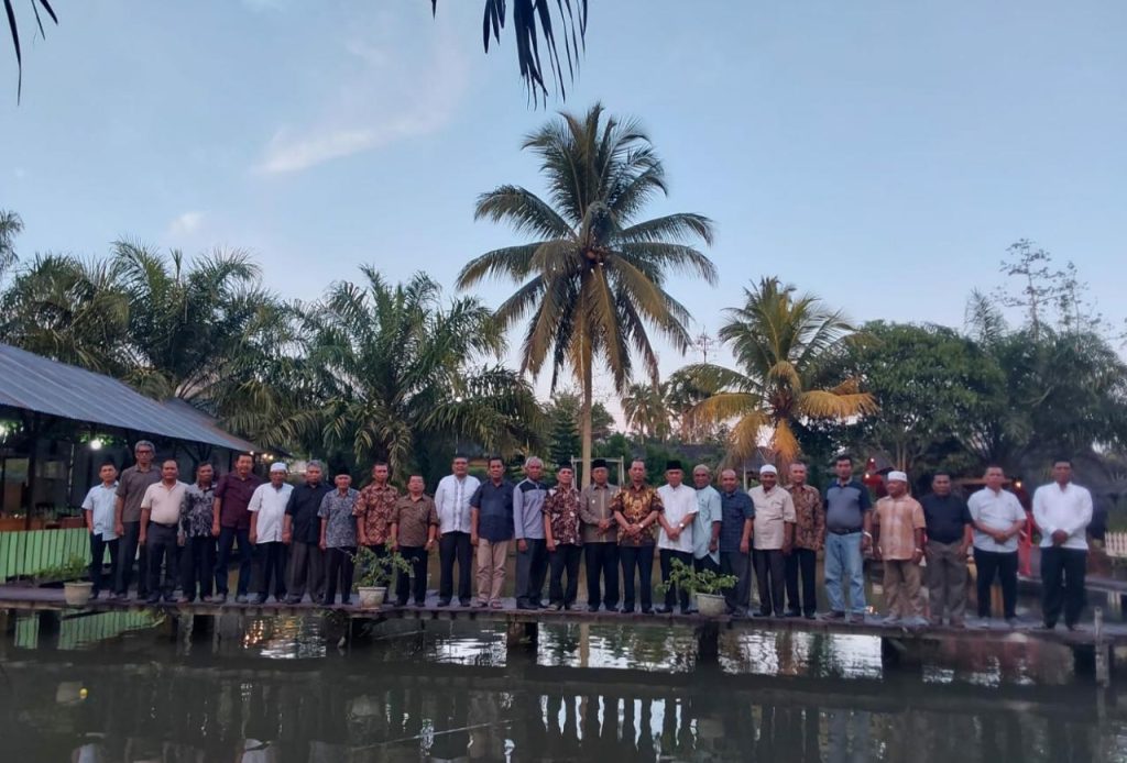 Syahrul Pasaribu kumpul bareng mantan pejabat Tapsel. Membahas dan menyimpulkan berbagai hal penting.