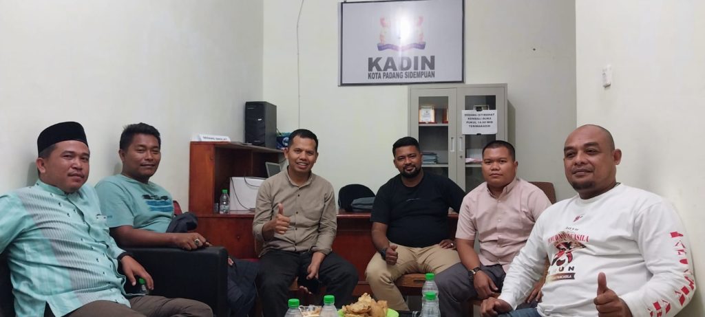 Dalam pertemuan itu turut hadir, Ketua Dewan Pertimbangan Kadin Hadi Sofyan Harahap, Ketua Kadin Padang Sidempuan Julpan Tambunan.ST, Wakil Ketua OKK Andi Marwan, Direktur Eksekutif Iskandar Muda, Wakil Ketua Kontruksi dan Perumahan Mansur Nasution, Ketua Asosiasi Kontraktor Nasional (ASKONAS) Hendro Tambunan dan Sekretaris Baitang Nasution, ST yang merupakan anggota luar biasa KADIN Padang Sidempuan.