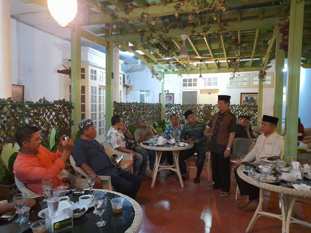 Tokoh masyarakat Sumatera Utara H Syahrul M Pasaribu bersama anggota dan pengurus PWI Tabagsel, IJTI Tabagsel dan perwakilan SWI, pada prnutupan kegiatan Silaturahmi Ramadhan