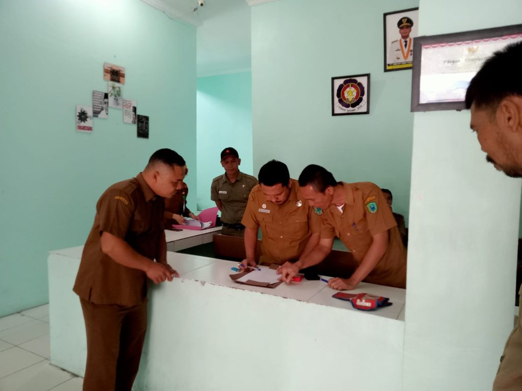 Sekda Kabupaten Paluta, Rahmat Syukur P. Hasibuan, S.STP, MM, melakukan Inspeksi Mendadak (Sidak) ke Kantor Perangkat Daerah di lingkungan Kabupaten Padang Lawas Utara.