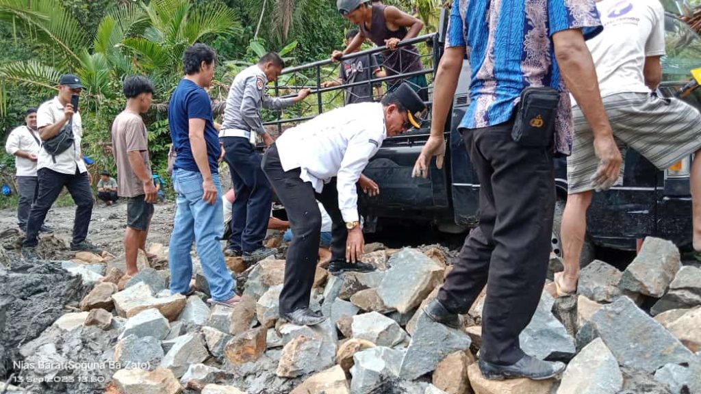 Bupati Nias Barat Pimpinan Langsung Evakuasi Kendaraan Terperosok di Jalan Dola Duria KM 27