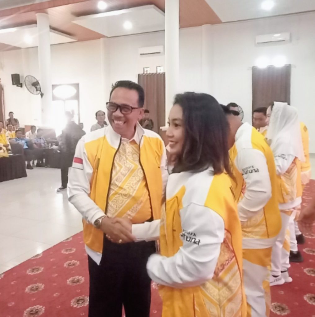 Wakil Bupati Jarmin Sidik bersalaman dengan peserta Atlet Kabupaten Natuna.
