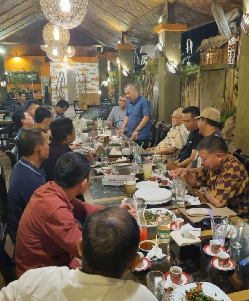 Dr. Arifin Siregar (berdiri) saat mengemukakan penilaiannya terhadap sosok Syahrul Pasaribu.
